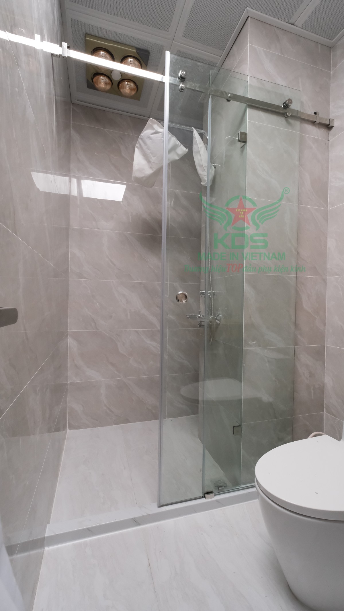 Có nên làm vách tắm kính cửa lùa cho nhà diện tích hẹp?